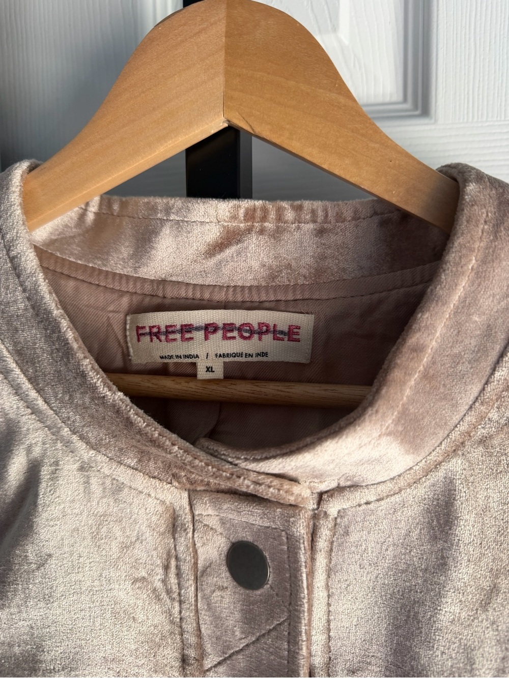 Free People Ballet Racer Jacket Cropped Velvet
Ruffled Champagne Rose Size: XL - Picture 6 of 10